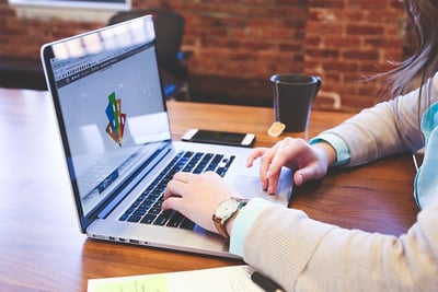 Pourquoi le métier de community manager s’impose comme un choix d’avenir en 2025