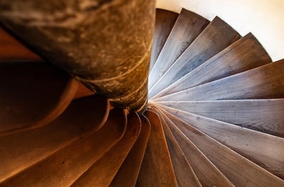 Comment protéger efficacement les marches en bois de votre escalier ?